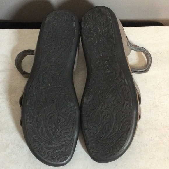 40 Naot metallic silver strap sandals - Picture 8 of 11